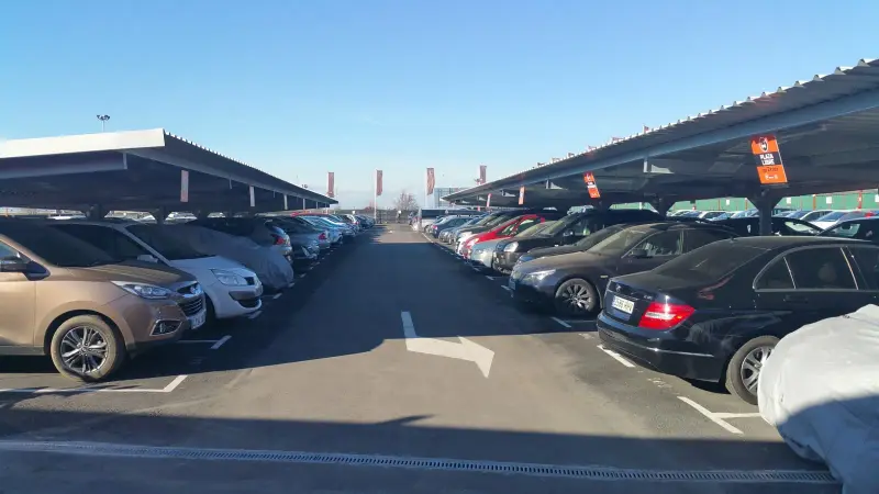 Instalaciones de parking cubierto para larga estancia en Madrid Barajas